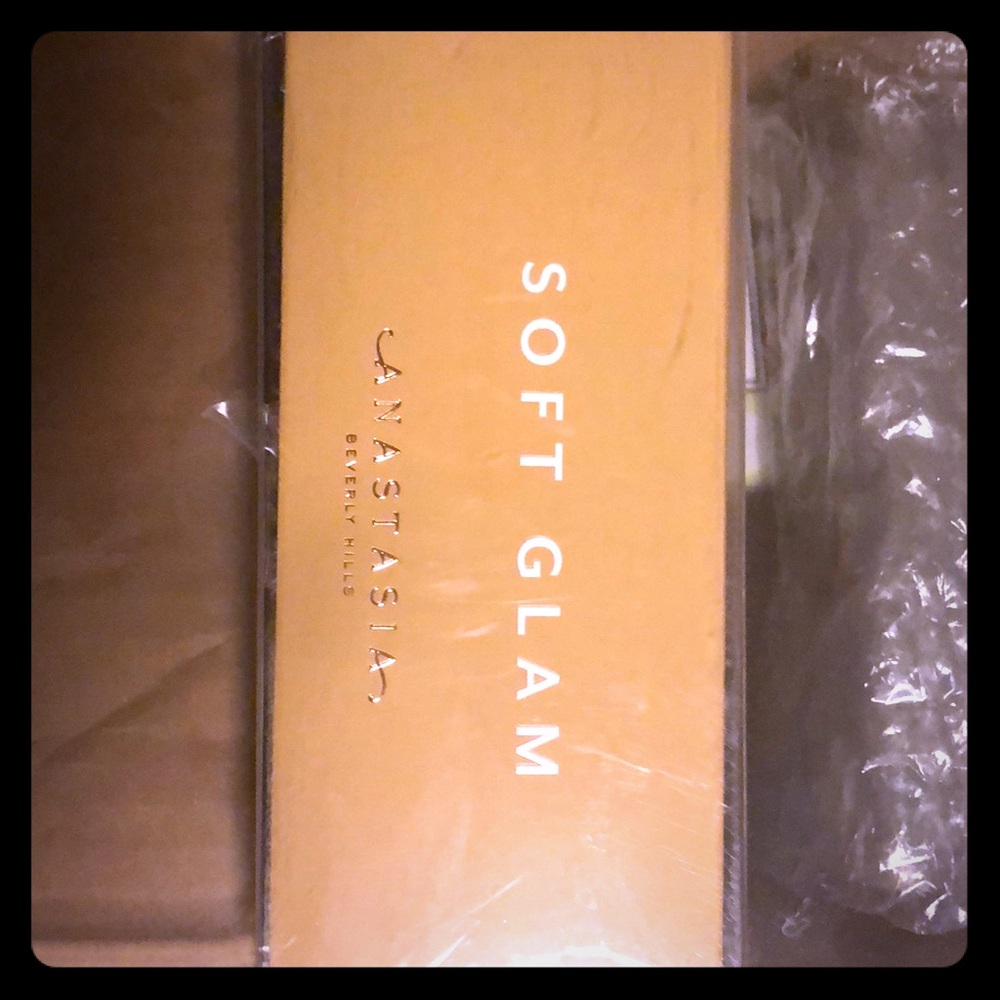 ANASTASIA Soft Glam BRAND NEW/BOXPalette 14 shades